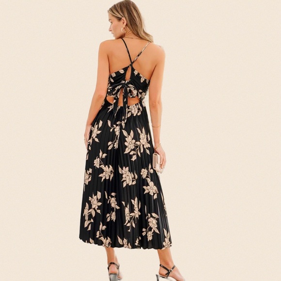 Floral Black Pleated Dress - Picture 2 of 6